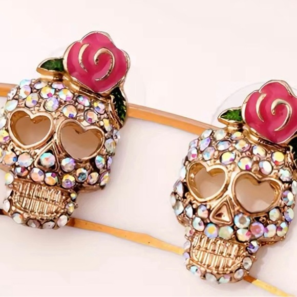 New Rose and Skull Stud Earrings - Picture 1 of 2